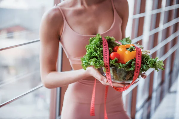 Mädchen Sportlicher Kleidung Und Mit Gesundem Essen Der Hand Steht — Stockfoto