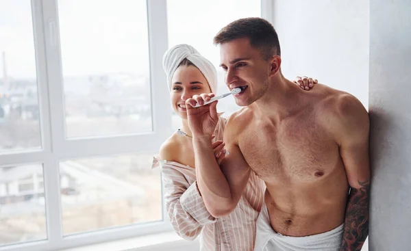 Casal Manhã Rime Após Chuveiro Juntos — Fotografia de Stock