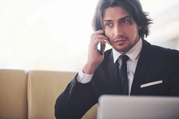 Retrato Joven Hombre Negocios Guapo Traje Negro Corbata Sienta Tiene —  Fotos de Stock