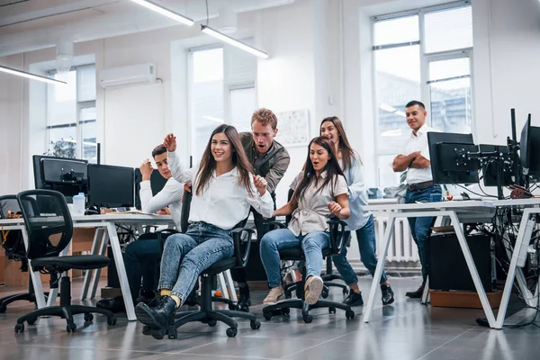 Giovani Positivi Divertono Momento Della Pausa Ufficio — Foto Stock