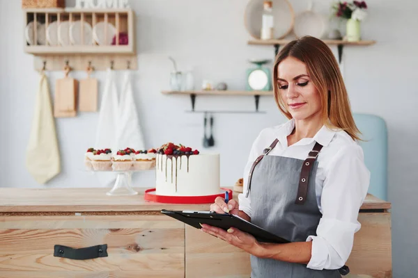 Donna Con Blocco Note Mani Sta All Interno Cucina Con — Foto Stock