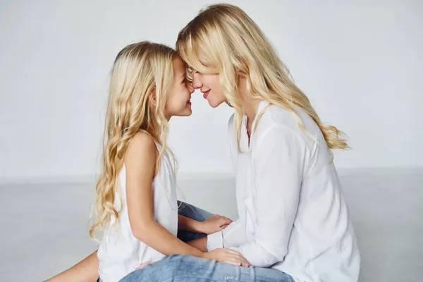 Mãe Com Sua Filha Juntos Estúdio Com Fundo Branco — Fotografia de Stock