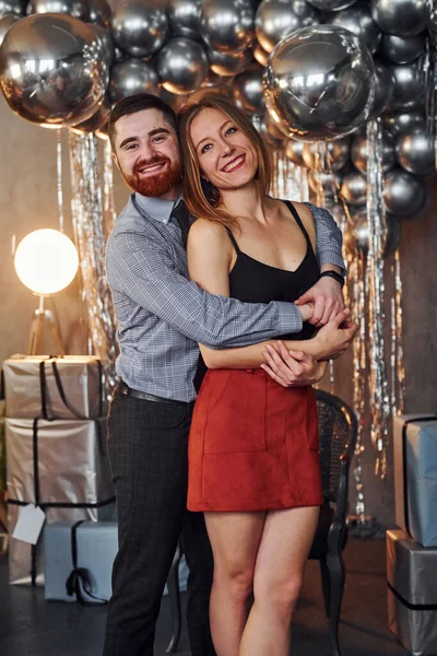 Casal Está Quarto Decorado Natal Juntos Celebrando Ano Novo — Fotografia de Stock
