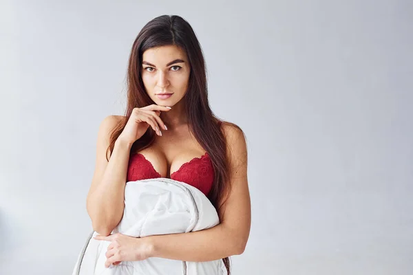 Donna Biancheria Intima Rossa Che Copre Suo Corpo Asciugamano Studio — Foto Stock