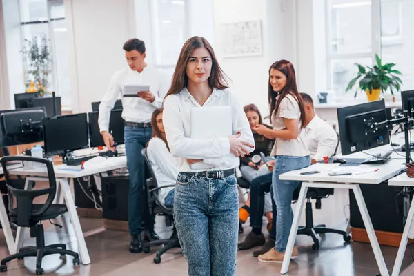 Modern Ofiste Birlikte Çalışan Genç Adamlarının Önünde Duran Pozitif Kadın — Stok fotoğraf