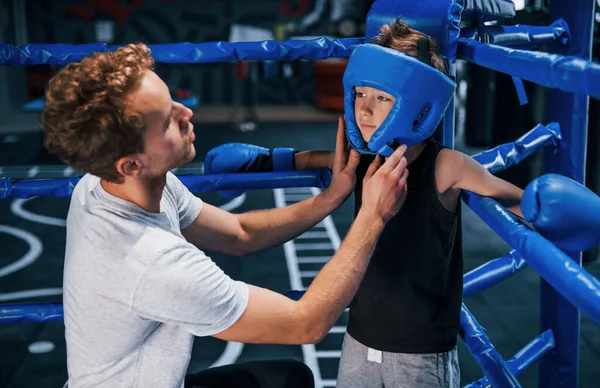 Jovem Treinador Boxe Está Ajudando Menino Desgaste Protetor Anel Entre — Fotografia de Stock