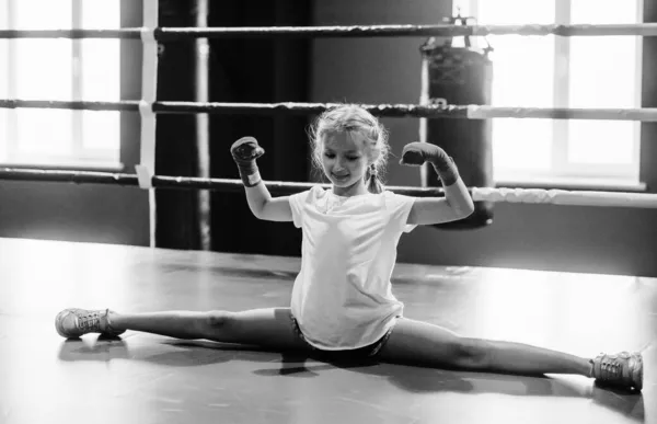 Foto Blanco Negro Niña Joven Ropa Deportiva Está Gimnasio Tienen — Foto de Stock