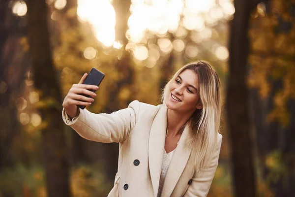 Portrait Young Brunette Phone Hand Autumn Forest Daytime — Stock Photo, Image