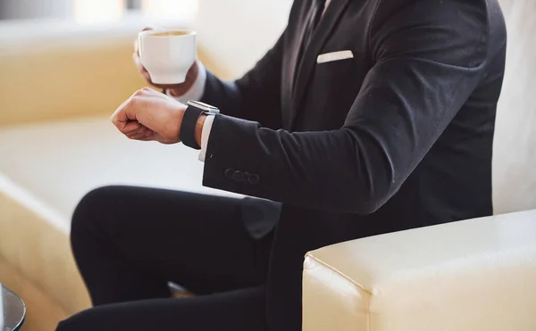 Vista Cerca Del Joven Hombre Negocios Traje Negro Corbata Con — Foto de Stock