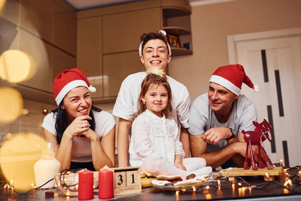 Famille Festive Dans Les Chapeaux Noël Ont Plaisir Sur Cuisine — Photo