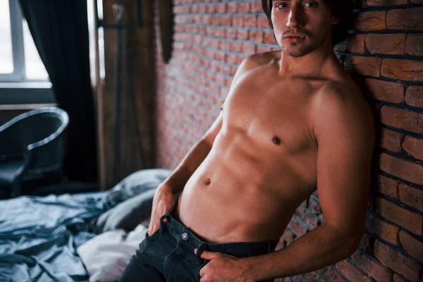 Shirtless Sexy Man Leaning Brick Wall Bedroom Morning Time — ストック写真