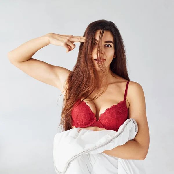 Donna Biancheria Intima Rossa Che Copre Suo Corpo Asciugamano Studio — Foto Stock