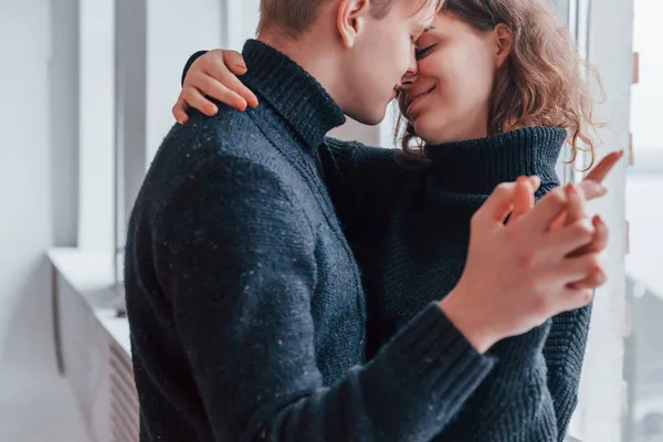 Jeune Couple Mignon Embrassant Intérieur Près Fenêtre — Photo