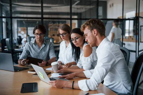 Zit Bij Tafel Met Laptops Jonge Zakenmensen Formele Kleding Die — Stockfoto