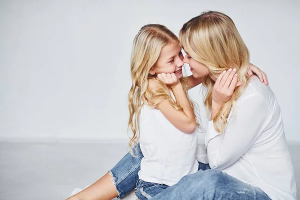 Madre Con Hija Juntos Está Suelo Estudio Con Fondo Blanco —  Fotos de Stock