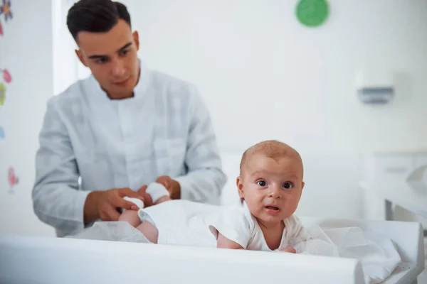 Piccolo Bambino Sdraiato Sul Tavolo Giovane Pediatra Clinica Giorno — Foto Stock