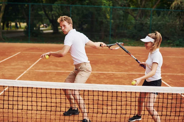 教练在露天场地教女生打网球 — 图库照片