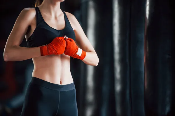 穿着运动服的年轻妇女正在体育馆里锻炼 拳击的概念 — 图库照片