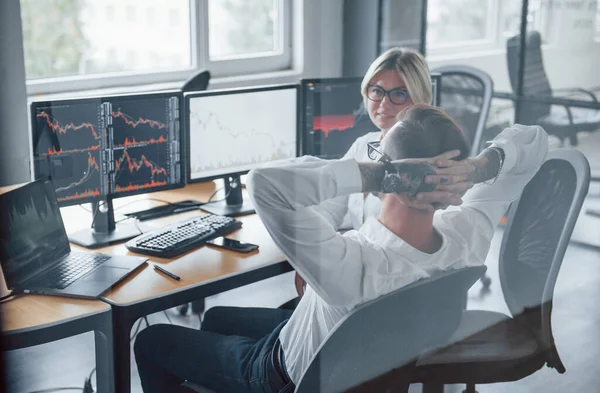 Miteinander Reden Zwei Börsenmakler Festlicher Kleidung Machen Pause Büro — Stockfoto