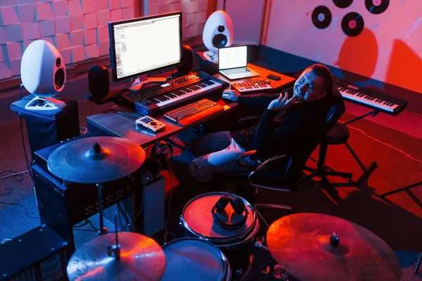 在鼓包附近的工作室里 音响工程师在室内工作和混合音乐 — 图库照片