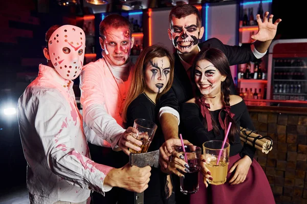 Posar Para Câmara Amigos Está Festa Halloween Temática Maquiagem Assustadora — Fotografia de Stock