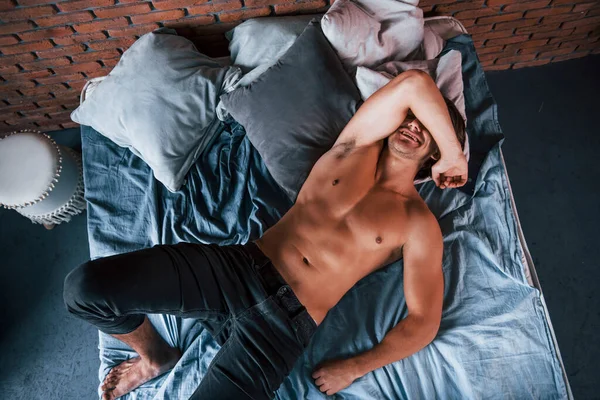 一早在卧室里独自休息的赤身裸体性感男人的头像 — 图库照片