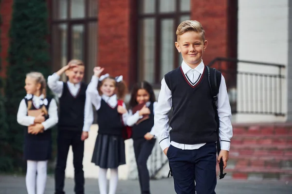 Groupe Enfants Uniforme Scolaire Posant Caméra Extérieur Ensemble Près Bâtiment — Photo