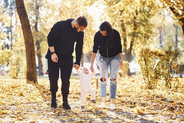 Wesoła Rodzina Bawiąca Się Razem Dzieckiem Pięknym Jesiennym Parku — Zdjęcie stockowe