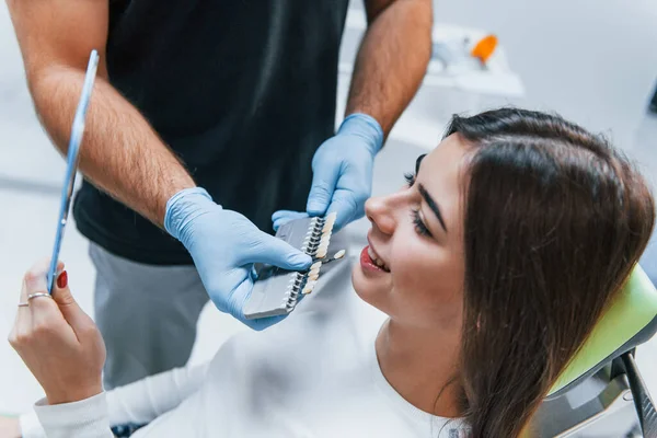Zahnaufhellung Junge Erwachsene Frauen Besuchen Die Zahnarztpraxis Konzeption Der Stomatologie — Stockfoto