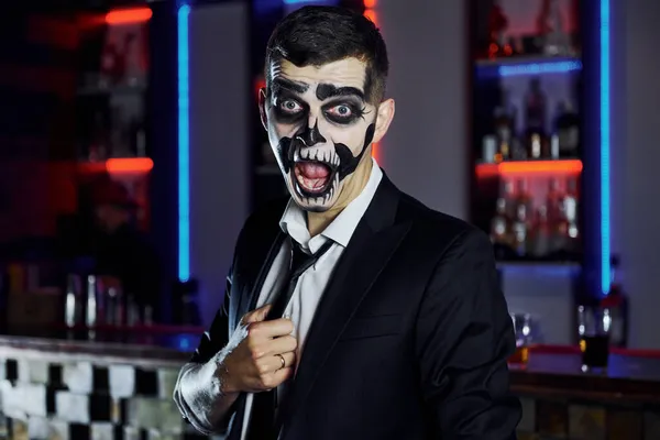 Retrato Homem Que Está Festa Halloween Temática Maquiagem Esqueleto Assustador — Fotografia de Stock