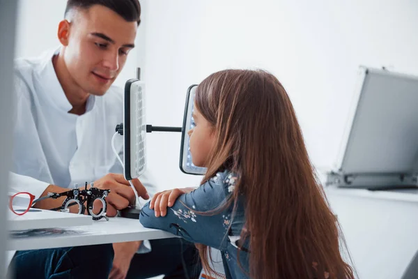 Dos Paneles Sobre Mesa Joven Oftalmóloga Está Con Una Pequeña —  Fotos de Stock