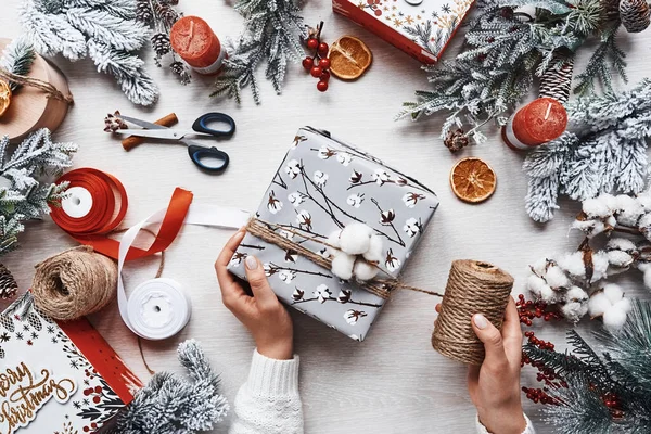 Menina Fazendo Caixa Presente Vista Superior Quadro Festivo Natal Com — Fotografia de Stock