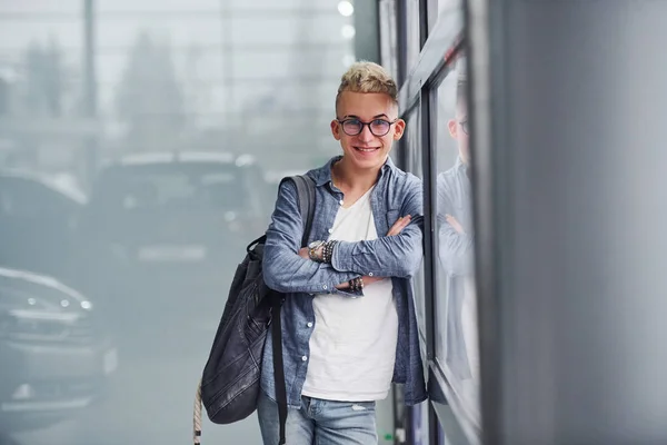 Joven Chico Hipster Ropa Bonita Para Interior Sobre Fondo Gris — Foto de Stock