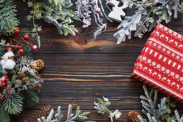 Rote Geschenkschachtel Blick Von Oben Auf Weihnachtliche Festumrahmung Mit Neujahrsdekoration — Stockfoto