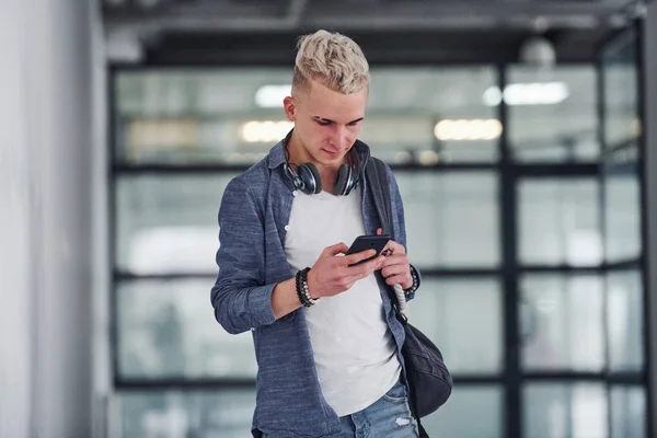 Joven Estudiante Ropa Casual Camina Dentro Con Mochila — Foto de Stock