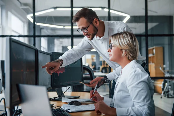 Analizzando Insieme Informazioni Due Agenti Cambio Abiti Formali Lavorano Ufficio — Foto Stock