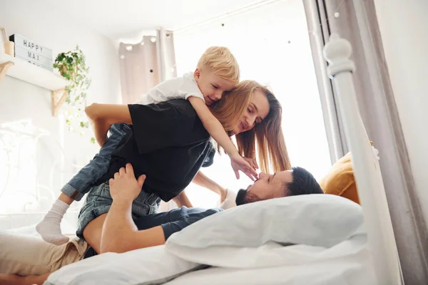 Giovane Coppia Sposata Con Loro Giovane Figlio Sdraiato Sul Letto — Foto Stock