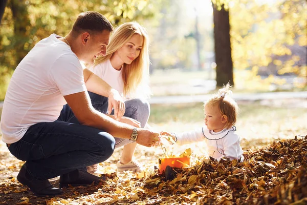 Cheerful Young Family Have Rest Autumn Park Together — Stock Photo, Image