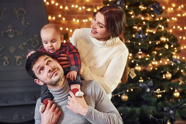 Прекрасная Кавказская Пара Празднует Рождество Помещении Своим Маленьким Сыном — стоковое фото