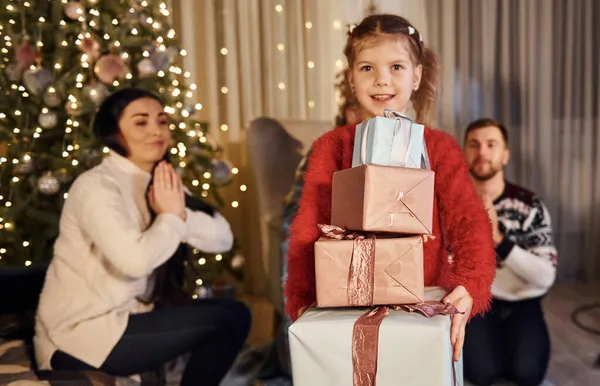 Маленькая Девочка Стоит Подарочными Коробками Счастливая Семья Комнате Украшенной Новогодними — стоковое фото