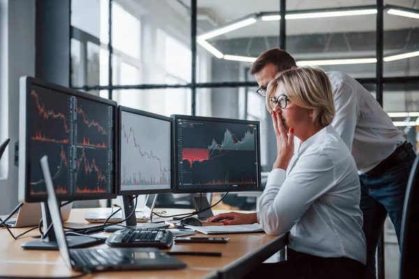 Zwei Börsenmakler Formeller Kleidung Arbeiten Büro Mit Finanzmarkt — Stockfoto