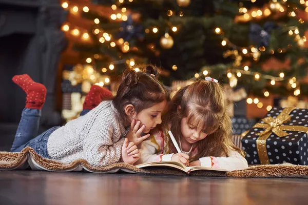 Dwie Małe Dziewczynki Bawią Się Pokoju Urządzone Boże Narodzenie Pudełek — Zdjęcie stockowe