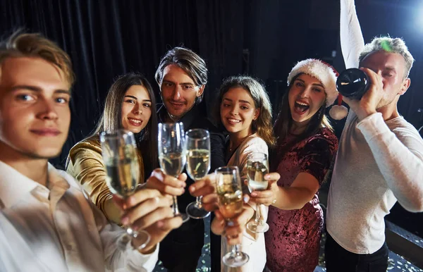 Takes Selfie Group Cheerful Friends Celebrating New Year Indoors Drinks — Stock Photo, Image