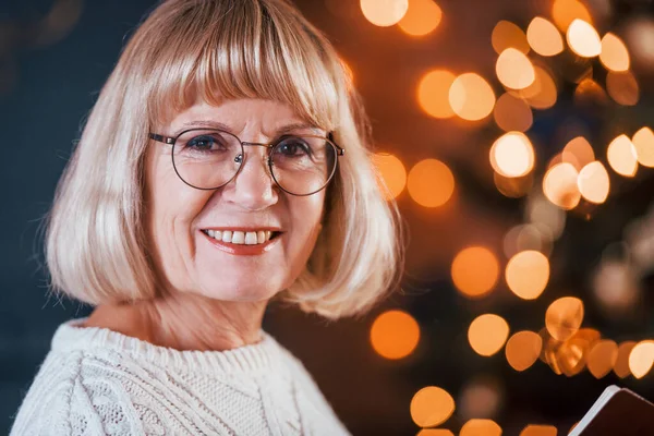 Porträt Der Großmutter Die Neujahrszimmer Mit Buch Steht — Stockfoto
