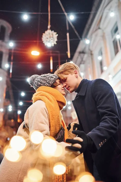 Giovane Coppia Abiti Caldi Baciare Sulla Strada Decorata Natale — Foto Stock