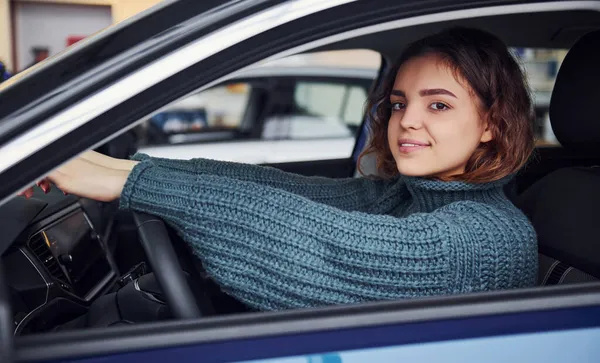 Positives Junges Mädchen Lässiger Kleidung Sitzt Modernem Auto Und Lächelt — Stockfoto