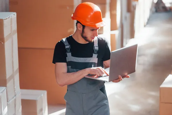 Opslagmedewerker Uniform Modern Laptop Handen Controleert Productie — Stockfoto