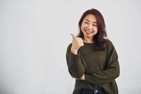 Mutlu Asyalı Genç Bir Kızın Portresi Stüdyoda Beyaz Arka Planda — Stok fotoğraf