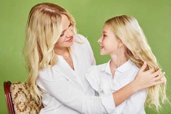 Madre Con Hija Juntos Estudio Con Fondo Verde Abrazándose — Foto de Stock