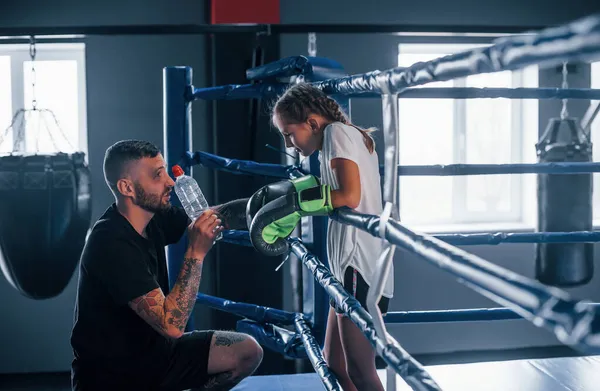 Concepção Assistência Jovem Tatuado Treinador Boxe Ensina Linda Menina Ginásio — Fotografia de Stock